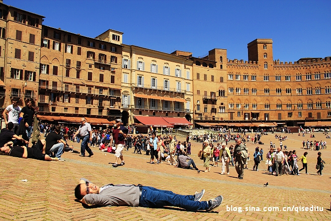 【意大利】锡耶纳，躺在广场上晒太阳