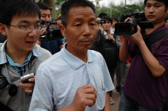 5月20日，药家鑫案中受害人张妙的父亲出席二审。　新华社记者 李一博 摄