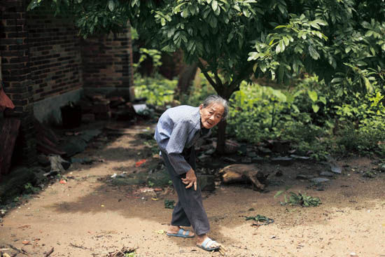因为家里缺少劳动力,裴贵的奶奶80多岁了还在坚持干活 因为家里缺少劳动力,裴贵的奶奶80多岁了还在坚持干活