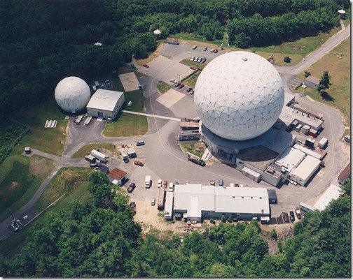 位于马萨诸塞州“干草堆”的雷达，每年用600小时监测太空，是NASA发现厘米级别太空碎片的利器