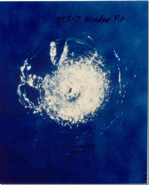 1983年，挑战者号航天飞机舷窗被太空垃圾撞击