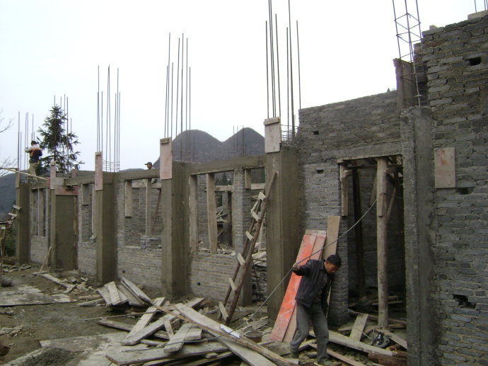 组织捐助建设的贵州普定县补郎乡等堆希望小学建设进展，3月16日