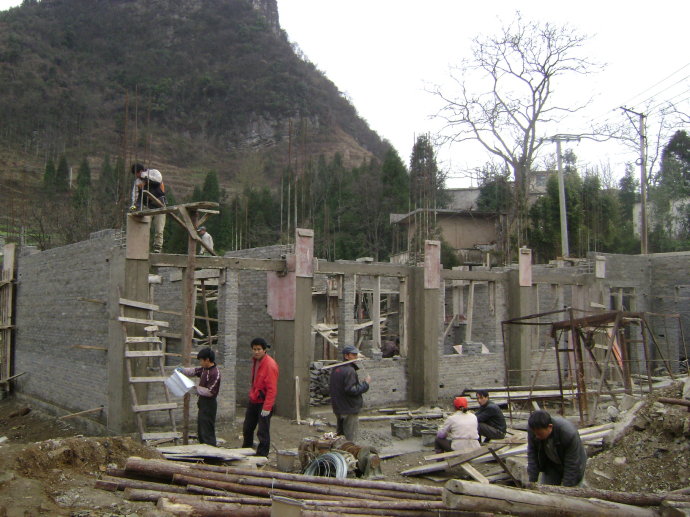 组织捐助建设的贵州普定县补郎乡等堆希望小学建设进展，3月16日