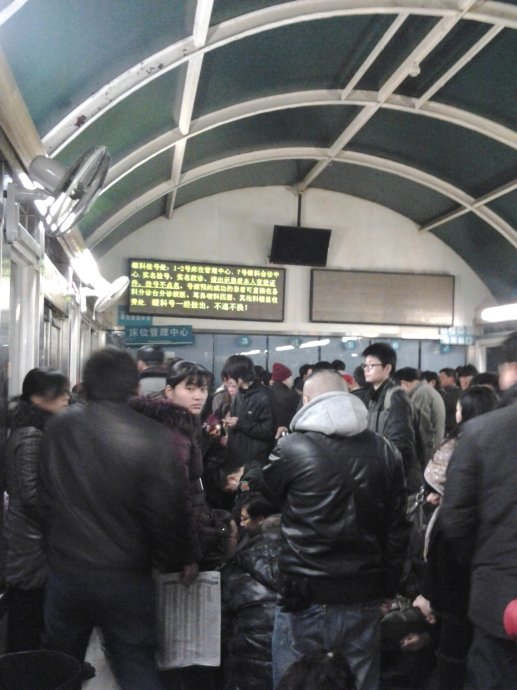 凌晨北京某医院直击“号贩子”和排队难