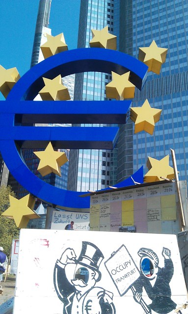 法兰克福的欧洲央行，硕大的欧元下面就是occupy frankfurt的漫画