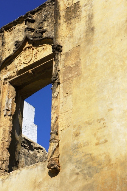 安达卢西亚的蓝天和小白房嵌在摩尔人的废墙里