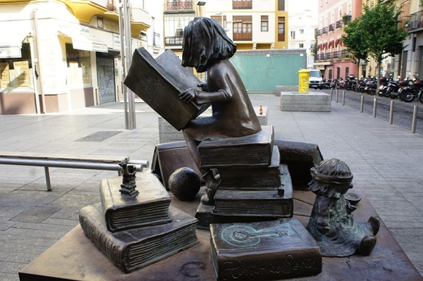 街头的小清新雕塑，纪念把捍卫女权写进1929宪法的Clara Campoamor