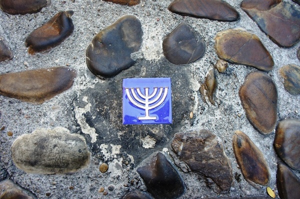 犹太区鹅卵石地面上的西裔犹太标志