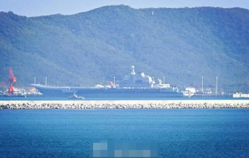 网友拍摄到的辽宁舰停靠三亚新基地照片