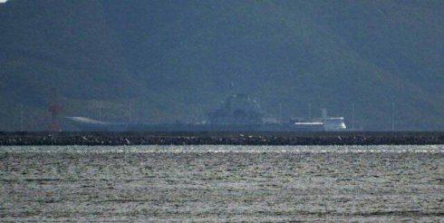 网友拍摄到的辽宁舰停靠三亚新基地照片