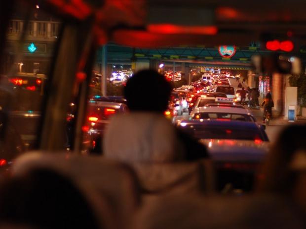 仅靠限制机动车保有量增长能否缓解北京空气污染和交通拥堵问题？