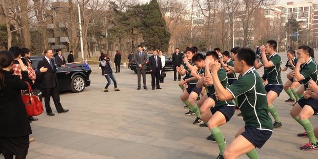 New Zealand PM tries sports diplomacy in China