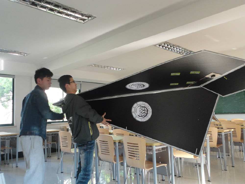 同济师生成功放飞世界上最大电动纸飞机