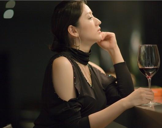 女性喝红酒可提升性欲