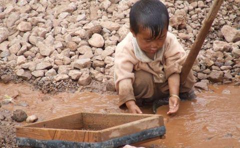 图集：云南“血铅村”淘矿渣的孩子