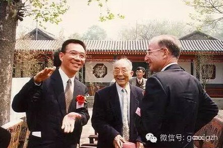 杜润生(中间)与林毅夫(左一)。