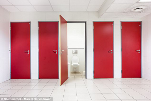 公厕中，哪个“蹲坑”通常是最干净的？