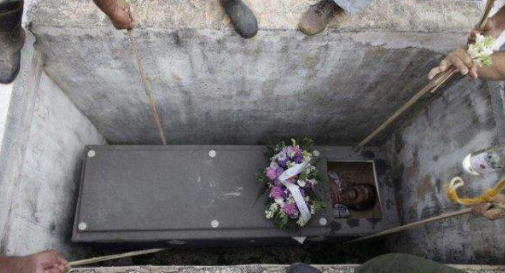 为何棺材要特别指定埋在六英尺深？