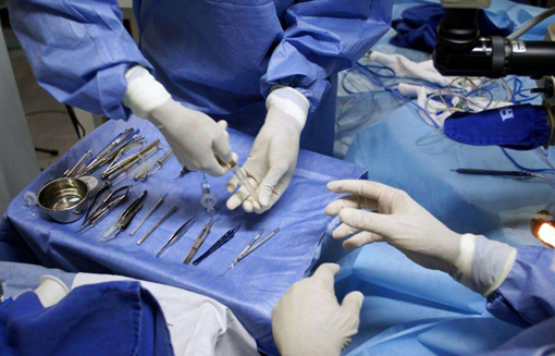 医生用哪些手段避免将手术刀等物品忘在患者身上？