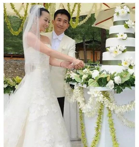 为什么Vera Wang婚纱试穿费收3000元？