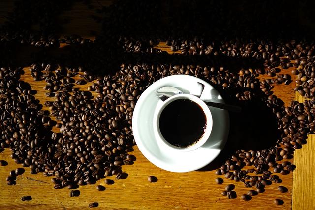 星巴克全球大跌，咖啡经济是如何占领中国的？