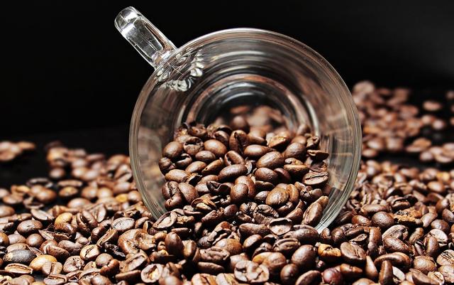 星巴克全球大跌，咖啡经济是如何占领中国的？