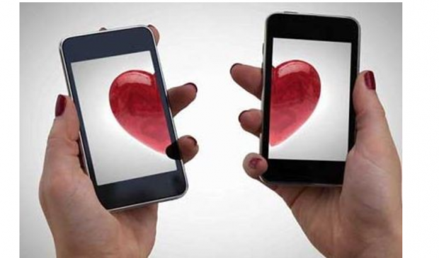 看对方手机会引发“战争”夫妻之间该不该看对方的手机？