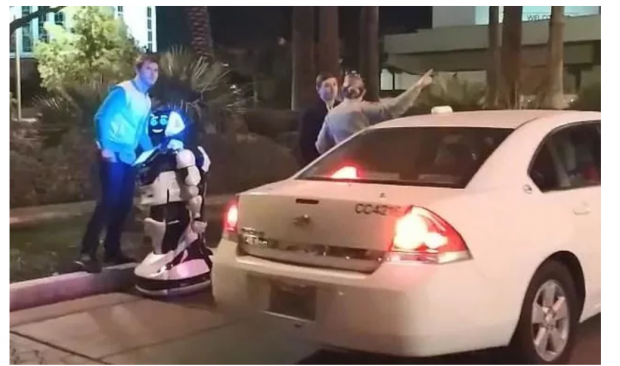 科幻车祸@CES展：无人车撞上了机器人