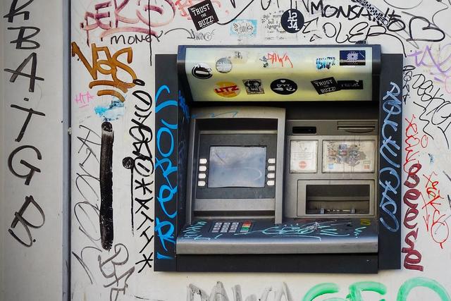ATM机时代落幕，曾经代表先进科技的ATM机是被谁击败的？
