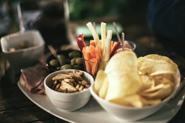 一年吃掉2万亿零食,中国吃货们是怎么吃红三只松鼠、百草味们?