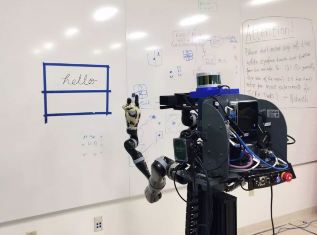 布朗大学的机器人能一笔一划临摹出蒙娜丽莎，还能模仿你的笔迹