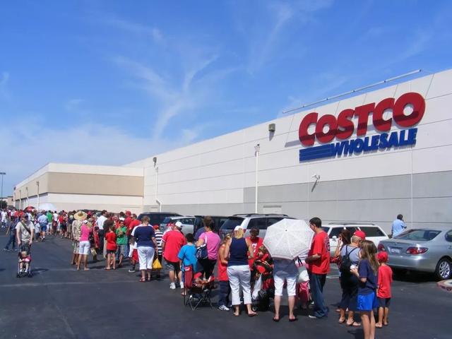 开门第一天被抢购逼停业，“线下拼多多”Costco为啥会那么吸引人？