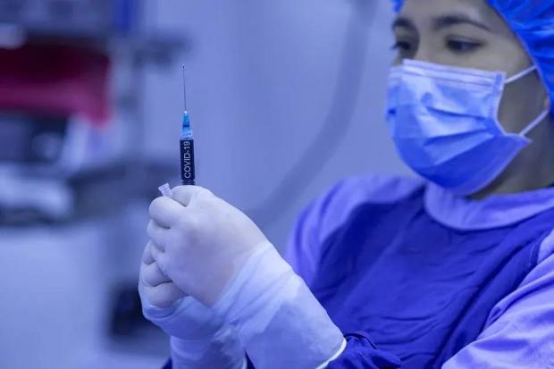 美国监管机构批准辉瑞新冠疫苗，下周开始接种