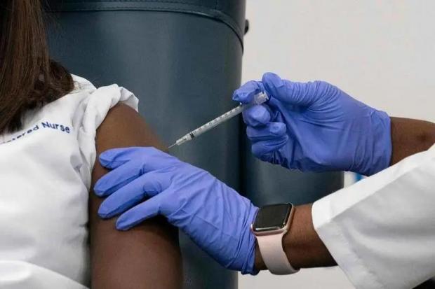 如何看待接种新冠疫苗后的反应？