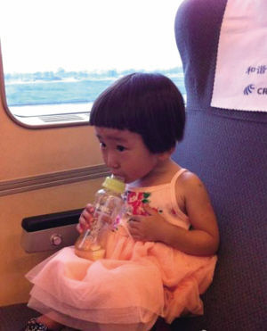 这张照片是小伊伊爸爸带她去杭州时在动车上拍的。