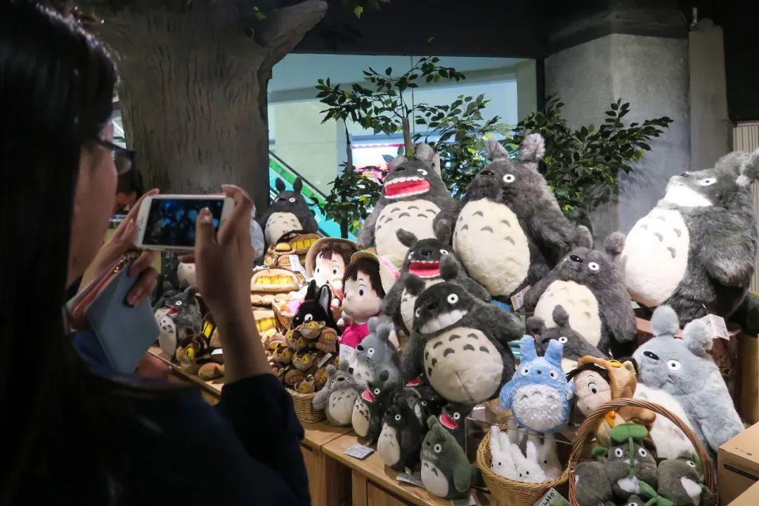 2016年,上海宫崎骏官方店开业。宫崎骏动画成为日本一代流行文化影响至今。视觉中国图