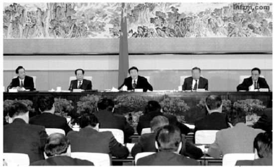 2003年1月27日，朱镕基主持召开国务院第九次全体会议。（人民出版社/供图）