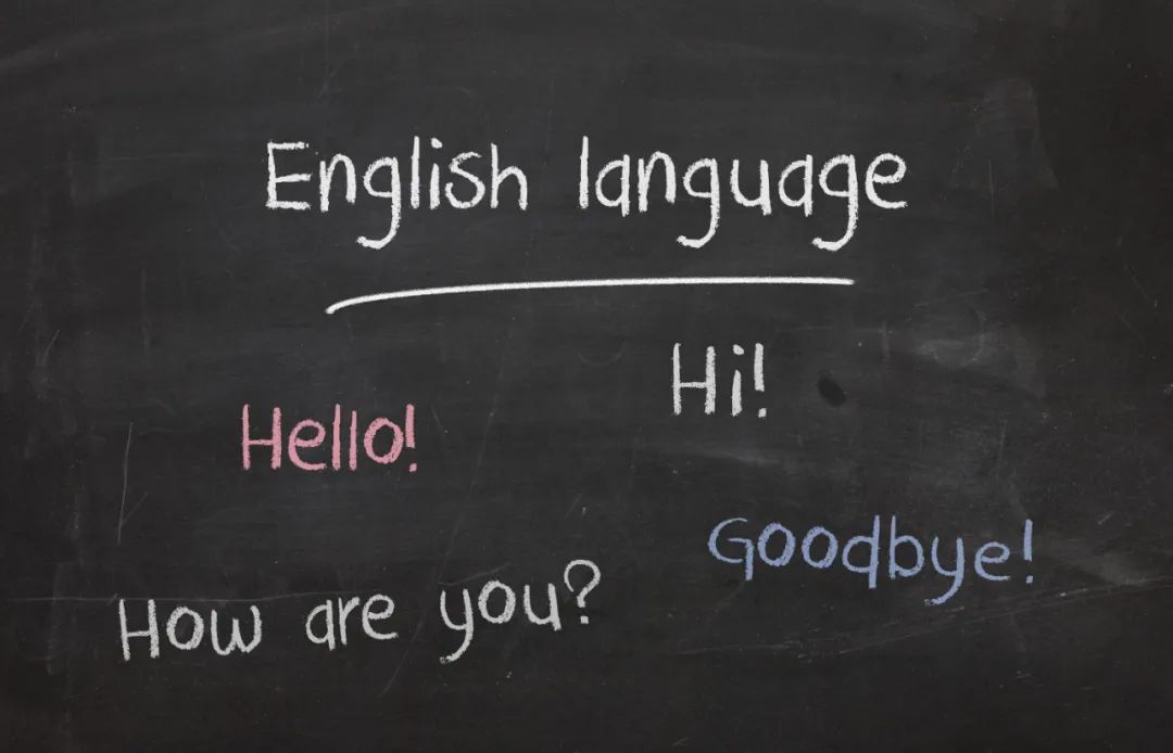 英语课时降低引争议，中国人到底该怎么学英语？