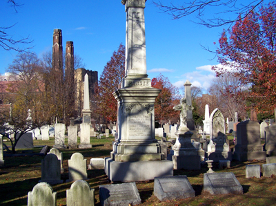 校园墓地,安息着一些耶鲁精英的亡灵.